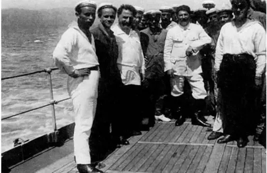 ИВСталин и Г К Орджоникидзе среди моряков крейсера Червона Украина на - фото 60