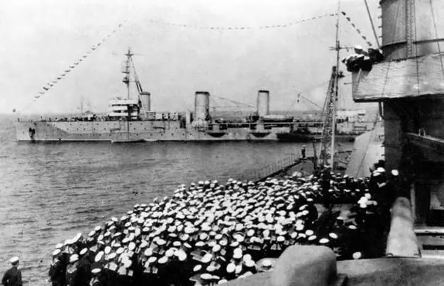 Крейсер Профинтерн во время перехода на Черное море Снимок с линкора - фото 95