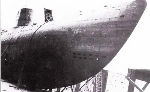 Носовая часть U 792 после подъёма на оборудованной набережной ГовальдВерке в - фото 60