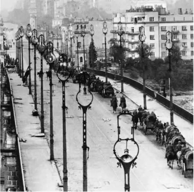 Германская колонна входит в захваченную Варшаву после короткой Польской - фото 32