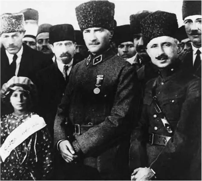 Генерал Мустафа Кемаль в центре более известный как Ататюрк в высокой - фото 70