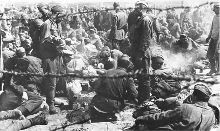 Советские военнопленные несмотря на плохое обращение со стороны немцев иногда - фото 86