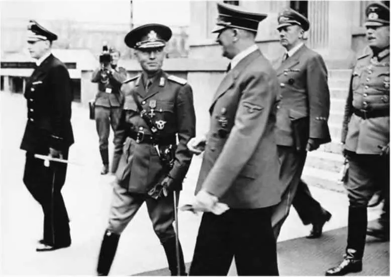 Гитлер третий справа летом 1941 г принимает в Мюнхене румынского диктатора - фото 120