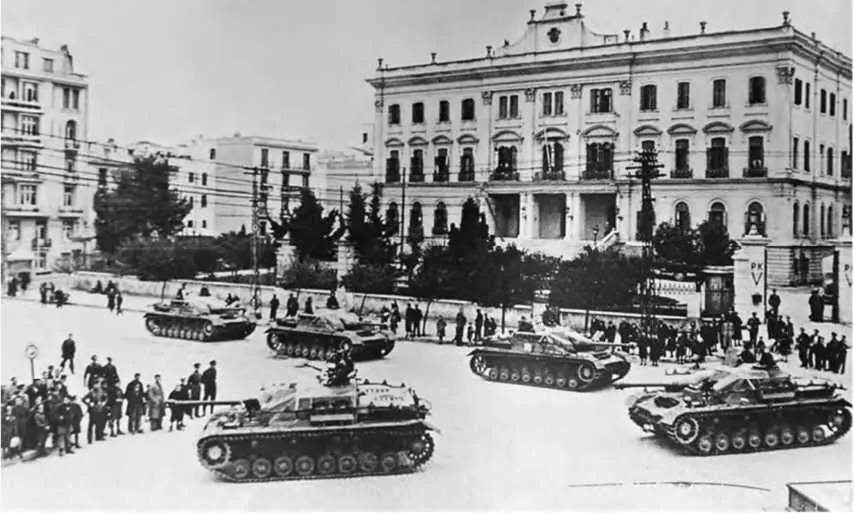 Демонстрация военной силы нацистов на Балканах Немецкие штурмовые орудия перед - фото 122