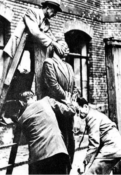 Удушение итальянского фашиста 1945 г Фотографическая открытка Частн кол - фото 150