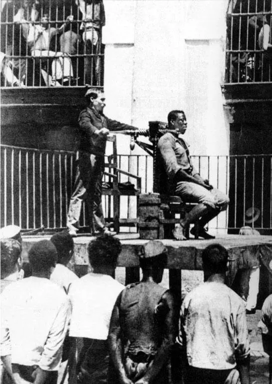 Казнь при помощи гарроты во дворе кубинской тюрьмы в 1932 году Кол Монестье - фото 152