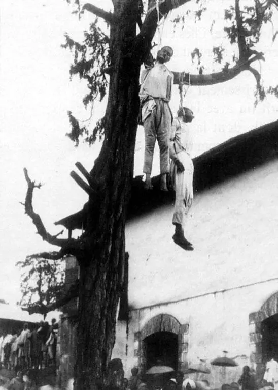 Повешение двух осужденных в Эфиопии в 1935 году Фото Кейстон Значение - фото 185