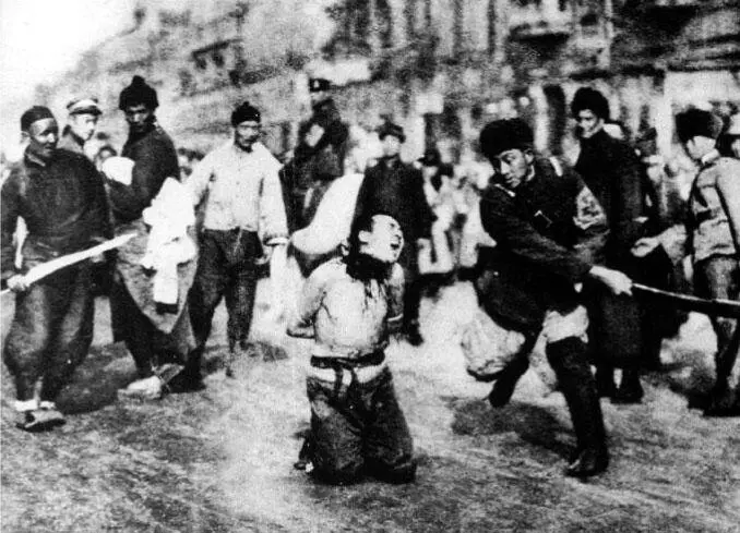 Обезглавливание в Китае 1938 г Снесенная одним ударом голова сейчас покатится - фото 208