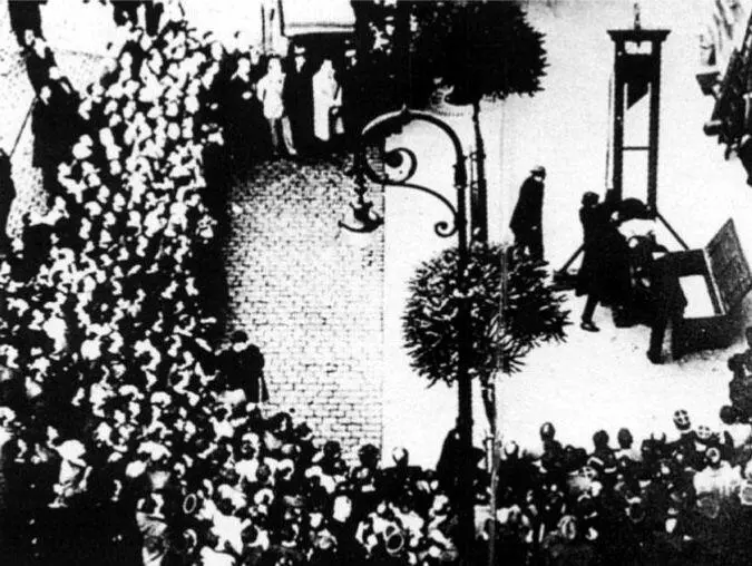 Последняя публичная казнь в июне 1939 года Эжен Вейдман гильотинирован в - фото 223