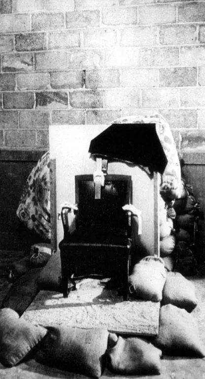 Кресло обложенное мешками с песком на котором в 1977 году расстреляли Гари - фото 261