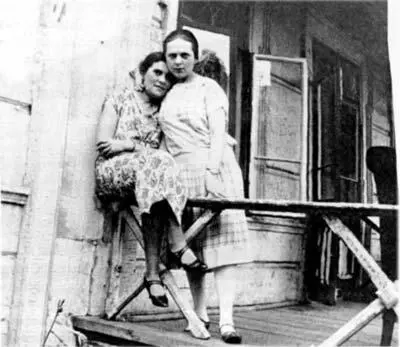 Эльза и Лили на даче в Сокольниках в 1925 г когда впервые после 1918го Эльза - фото 103