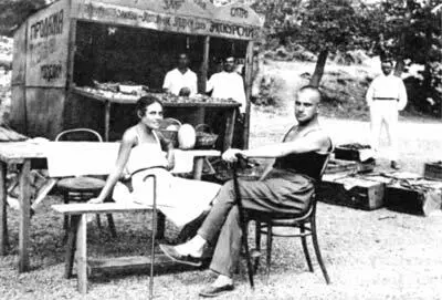 Лили и Маяковский на курорте Чаир в Крыму в августе 1926 г Езжу как бешеный - фото 105