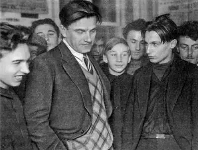 Усталый Маяковский на выставке 20 лет работы Никто из представителей - фото 133