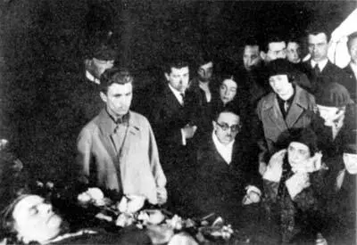 Гроб с телом Маяковского в Клубе писателей Справа от Лили и Осипа мать - фото 142