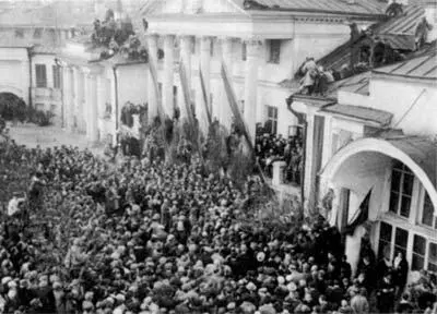 Прощальная церемония во дворе Дома писателей Оратор на балконе бывший нарком - фото 143