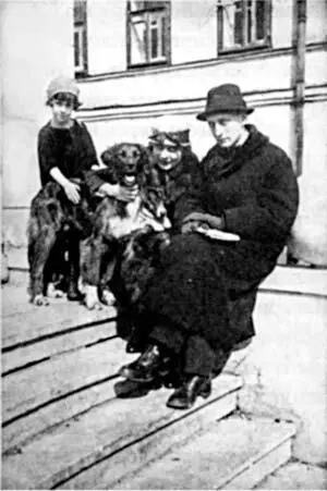 Лили Лев Гринкруг и сеттер Щеник у дома в Полуэктовом переулке 1920 г Дачу - фото 50
