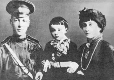 Николай Гумилев с женой Анной Ахматовой и сыном Львом Фото 1915 г 16 августа - фото 58