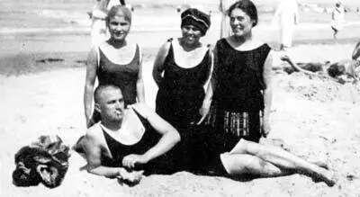 Маяковский Раиса Кушнер Лили и ее мать в Нордернее летом 1923 г На - фото 80