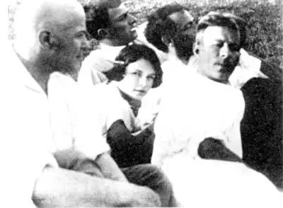 Луэлла Краснощекова в Пушкине со Шкловским Маяковским Асеевым и Борисом - фото 87