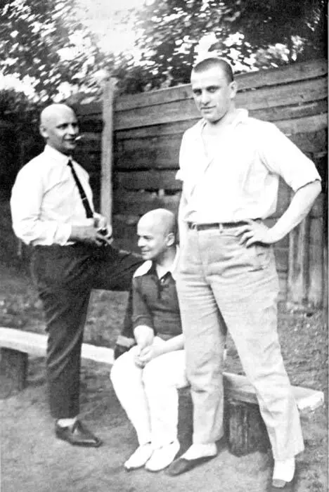 В 1926 г Варвара Степанова сфотографировала Маяковского Шкловского и Родченко - фото 96