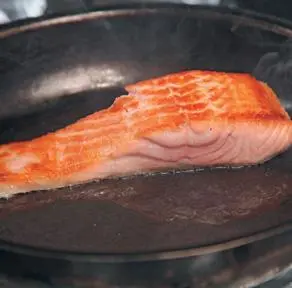 4 Филе лосося разрезать на стейки обжарить на оливковом масле и довести до - фото 94