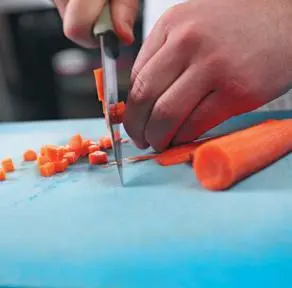 2 Морковь натереть на терке или нарезать мелкими кубиками 3 Картофель - фото 102
