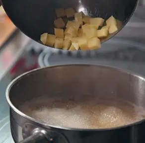 3 Картофель нарезать кубиками положить в кипящий овощной бульон варить 10 - фото 103