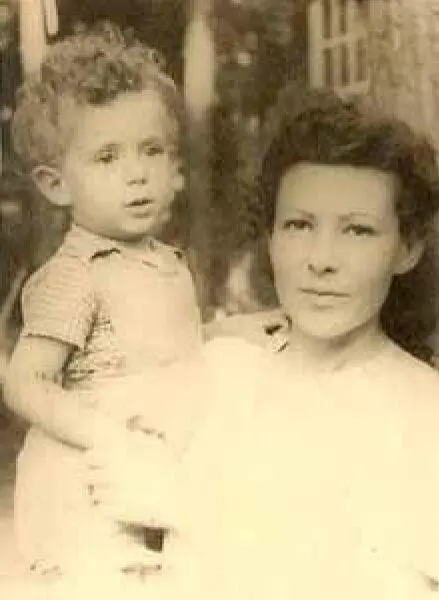 Вика Раскин со своей мамой 1947 г 3 февраля 47 Саша Мама Галя - фото 18
