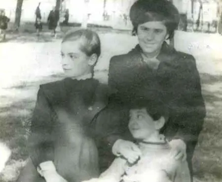 Ф А с Галей и Сашей Патриаршие пруды Осень 1947 г 19 сентября 47 Я - фото 23