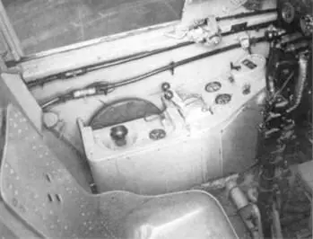 Левый борт кабины пилота со штурвалом управления заслонкой радиатора краном - фото 167