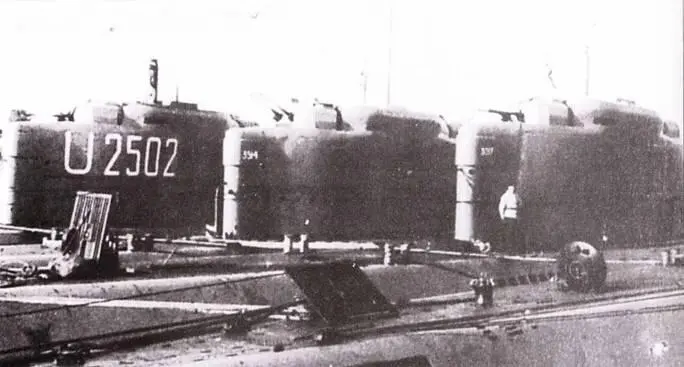 Три субмарины 21го типа U 2502 V 3514 и V 3017 в британской базе Лисхалли - фото 43