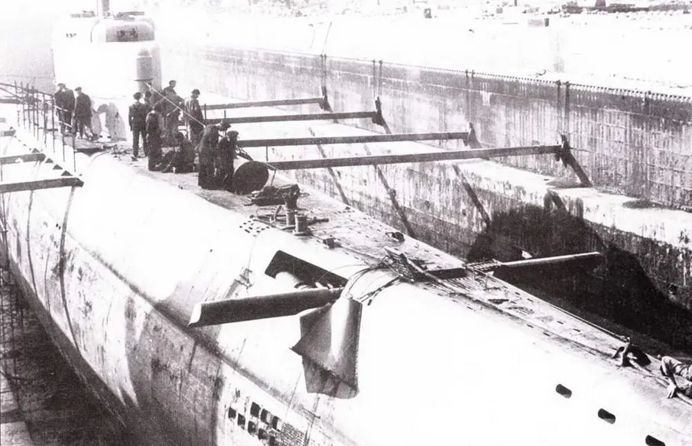 U 2518 с выдвинутыми рулями глубины в сухом доке в Шербуре Франция 23 марша - фото 45