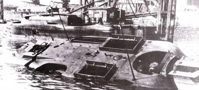 На этом снимке сделанном 3 мая 1945 г видны торчащие из воды рубки лодок - фото 78