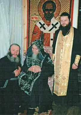 Батюшка благословляет отца Серафима на священство Братия Встреча на - фото 19