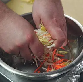 4 Для заправки смешать оливковое и кунжутное масло уксус и соль по вкусу до - фото 79