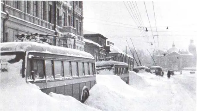 Остановился городской транспорт Зима 1941 1942 гг Ленинградцы добывают - фото 24