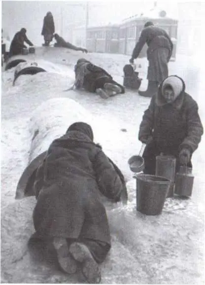 Ленинградцы добывают воду зимой 19411942 гг Перед Охтинским кладбищем - фото 25