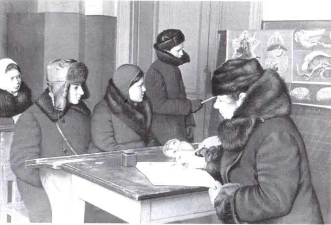 Занятия в школе Зима 1941 1942 гг Герой Советского Союза Ф Л Смолячкой - фото 35