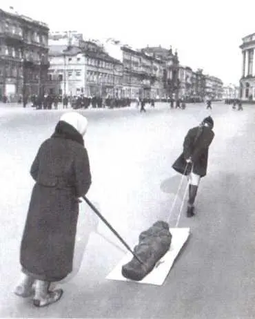 Последствия голодной зимы Весна 1942 г Разборка деревянных домов на - фото 37