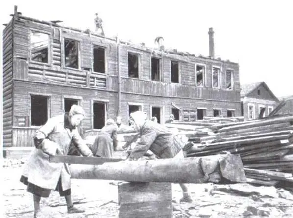 Разборка деревянных домов на топливо 1942 г На очистке города 8 марта 1942 - фото 38