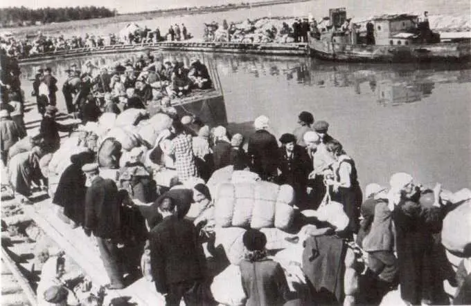Эвакуируемые в Осиновецком порту Ледовая дорога зимой 19421943 гг - фото 60