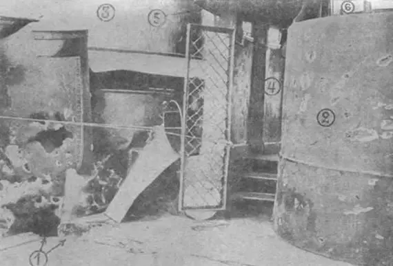 Рис 5 Вход в боевую рубку Громобоя 1 место разрыва снаряда 2 - фото 8