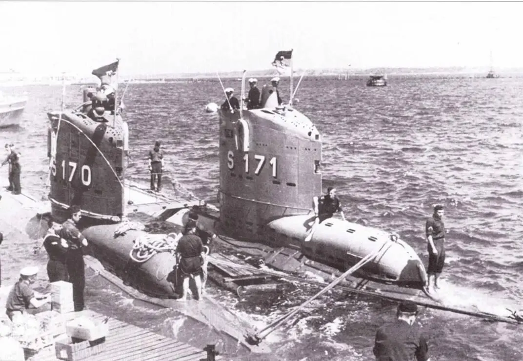 Подлодки Хай S 170 и Хехт S 171 в гавани Киля в 1958 году Вид на кормовую - фото 103