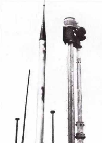 Типичный вид на подлодке XXIII серии перископ и выдвижной шнорхель далее два - фото 144