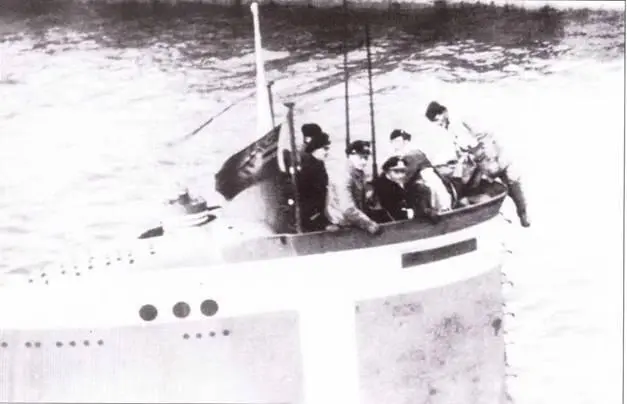 U 2339 во время обучения экипажа На мостике с белой полосой командир лодки - фото 43