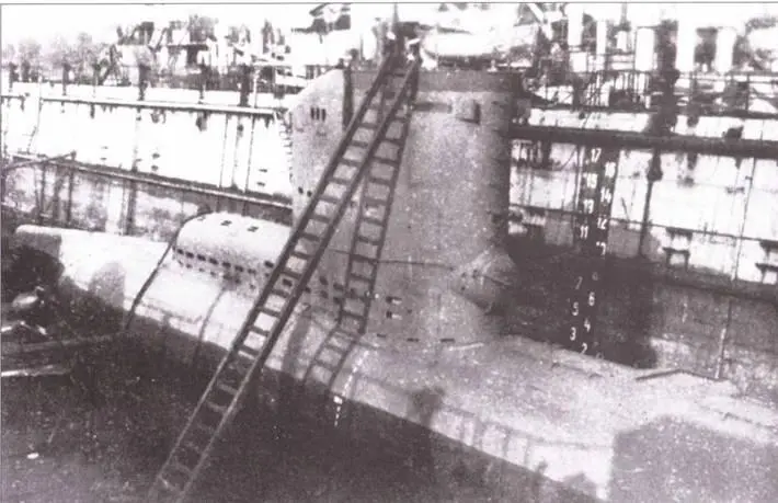 U 2357 в апреле 1945 года во время заключительных работ в плавучем доке в - фото 45