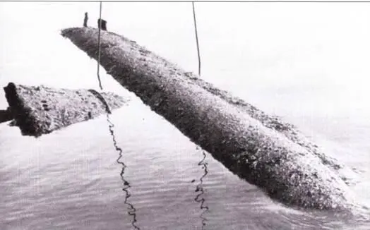 Подлодка U 2367 на тросах плавучего крипа во время подъема из воды август 1956 - фото 90