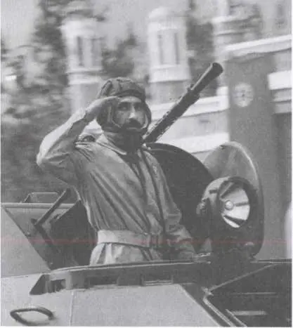 Беспорядки на улицах Кабула уже после Апрельской революции Военный парад в - фото 5