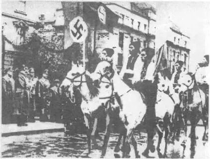 Фото 7 Украинские националисты приветсвуют гитлеровцев г Львов июнь 1941 - фото 18