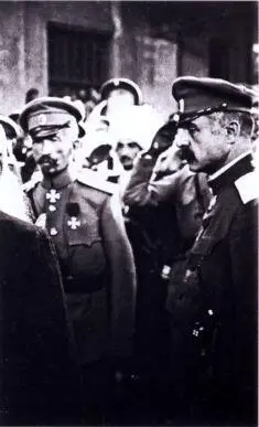 Брусилов на съезде главкомов в 1917 г Видя поражение своих войск и понимая - фото 21